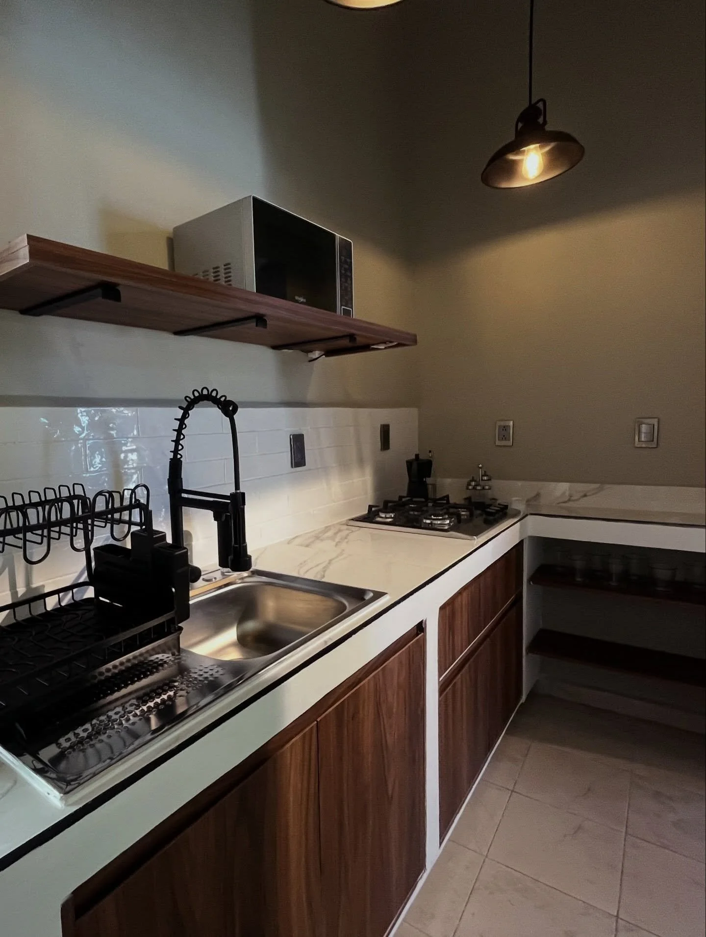 Ampliaci&oacute;n de cocina. 
Se demoli&oacute; un muro, quitamos una puerta y una ventana y expandimos la fluidez en la que se vive la cocina. 
Menci&oacute;n especial a Luis Guillermo que fue clave para la ejecuci&oacute;n de esta cocina. #cocina #