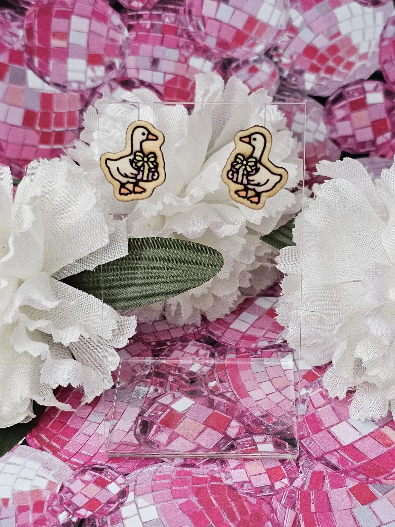 Goose holding a present.jpg