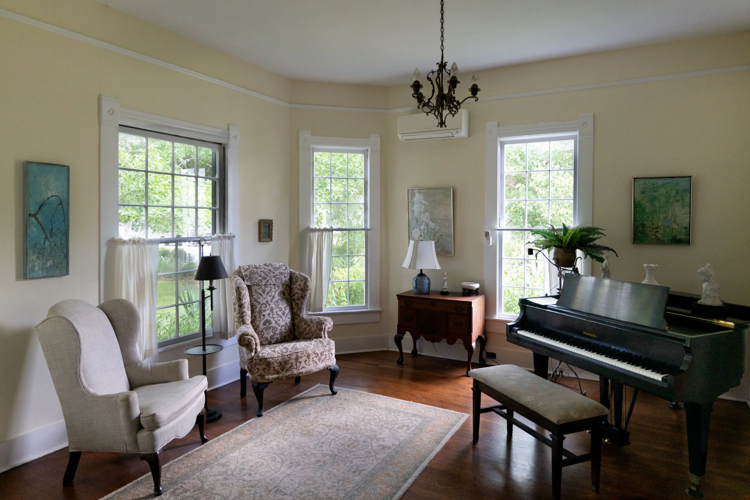 The music room has a 1985 Baldwin baby grand piano available for your use. This lovely light-filled room is perfect for morning coffee and early evening cocktails. 