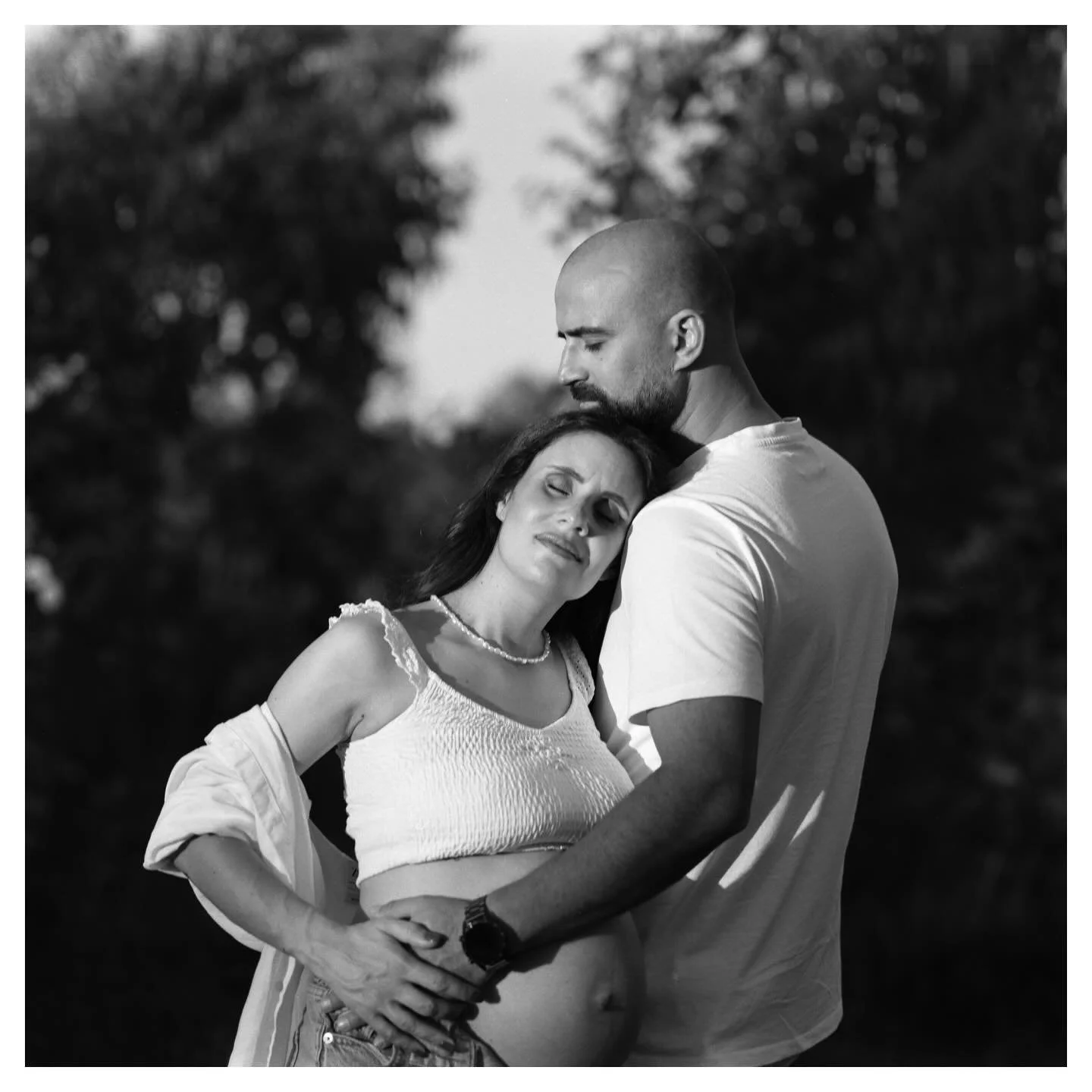 &ldquo;In her heart beats our forever, and within her grows the dawn of a new life.&rdquo;

This session was insane! 4 cameras, 4 Film stocks! 

Hasselblad 500cm/ Bronica ETRS/ Canon eos 650/ Nikon f65 

Ilford fp4 plus 125/ Harman Phoenix 200/ Kodak