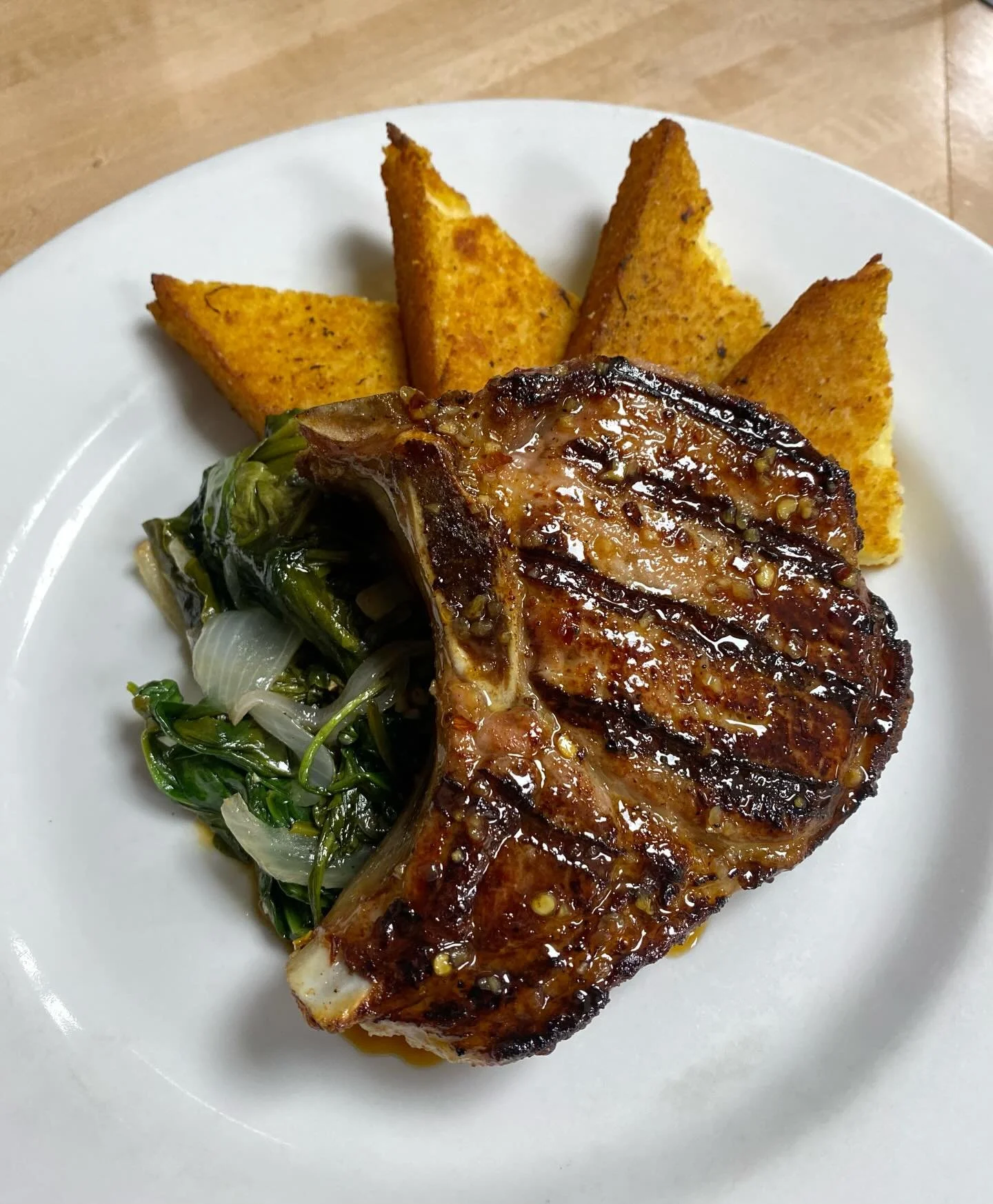 happy tellers tuesday! tonight&rsquo;s delicious dinner special is a garlic honey glazed bone-in pork chop, served with crispy fried polenta &amp; wilted spinach! perfect when paired with a honey simple syrup old fashioned! see you soon!
-
kitchen op