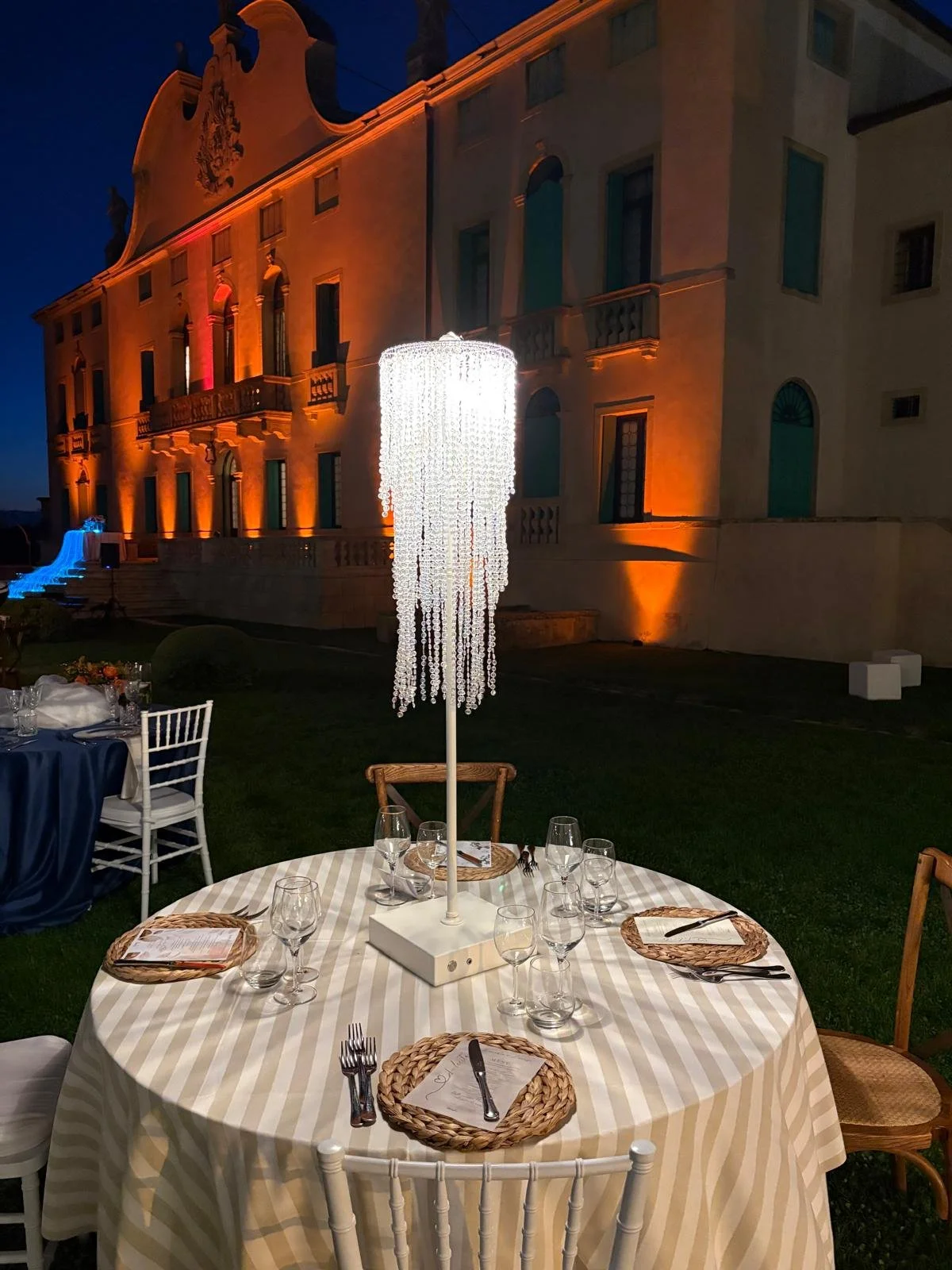 CrystalGlow – Lampadario da Tavolo con Base Bianca