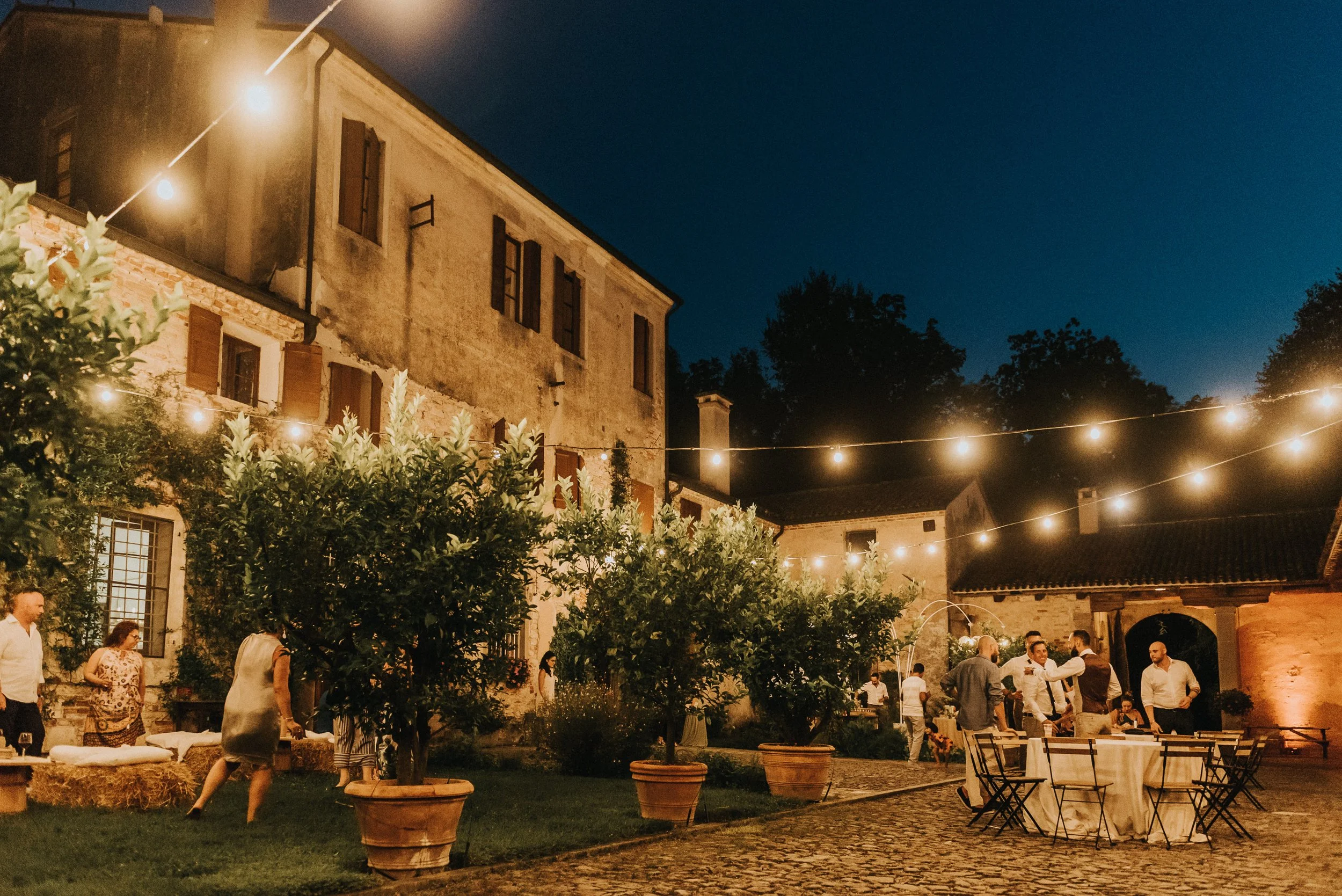 ILLUMINAZIONE CATENARIE CORTILE.jpg