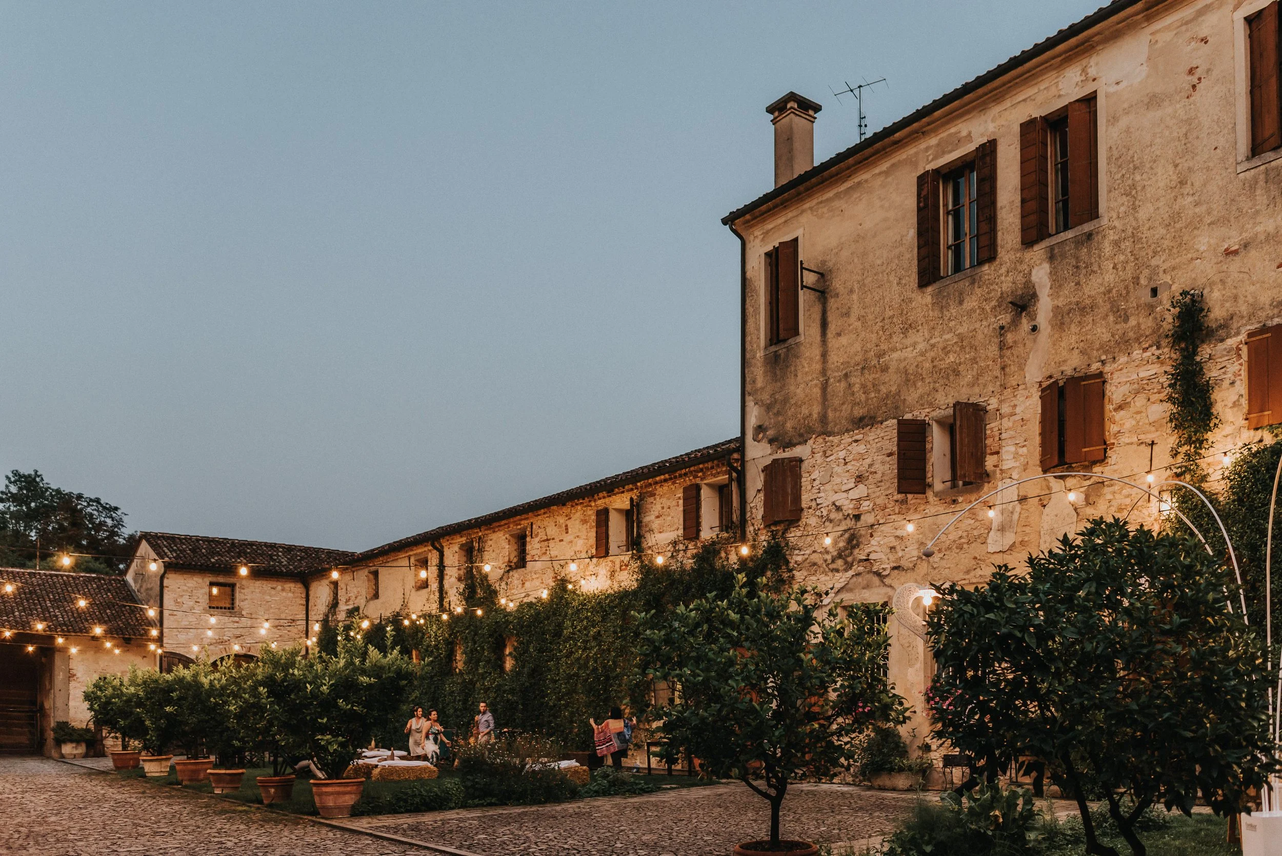 ILLUMINAZIONE CATENARIE CORTILE + FIORI DI LUCE.jpg