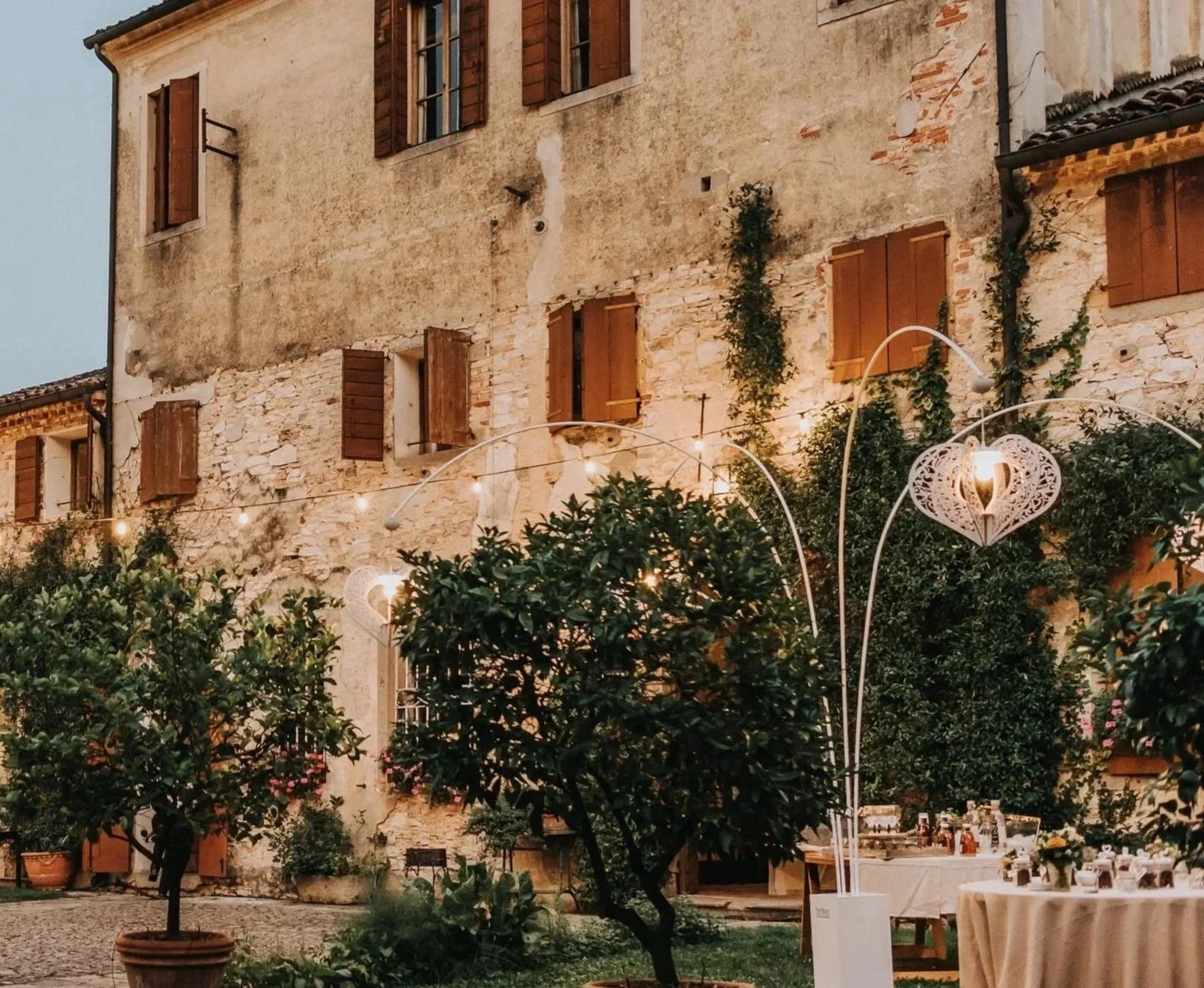 ILLUMINAZIONE CATENARIE CORTILE + FIORI DI LUCE (2).jpg