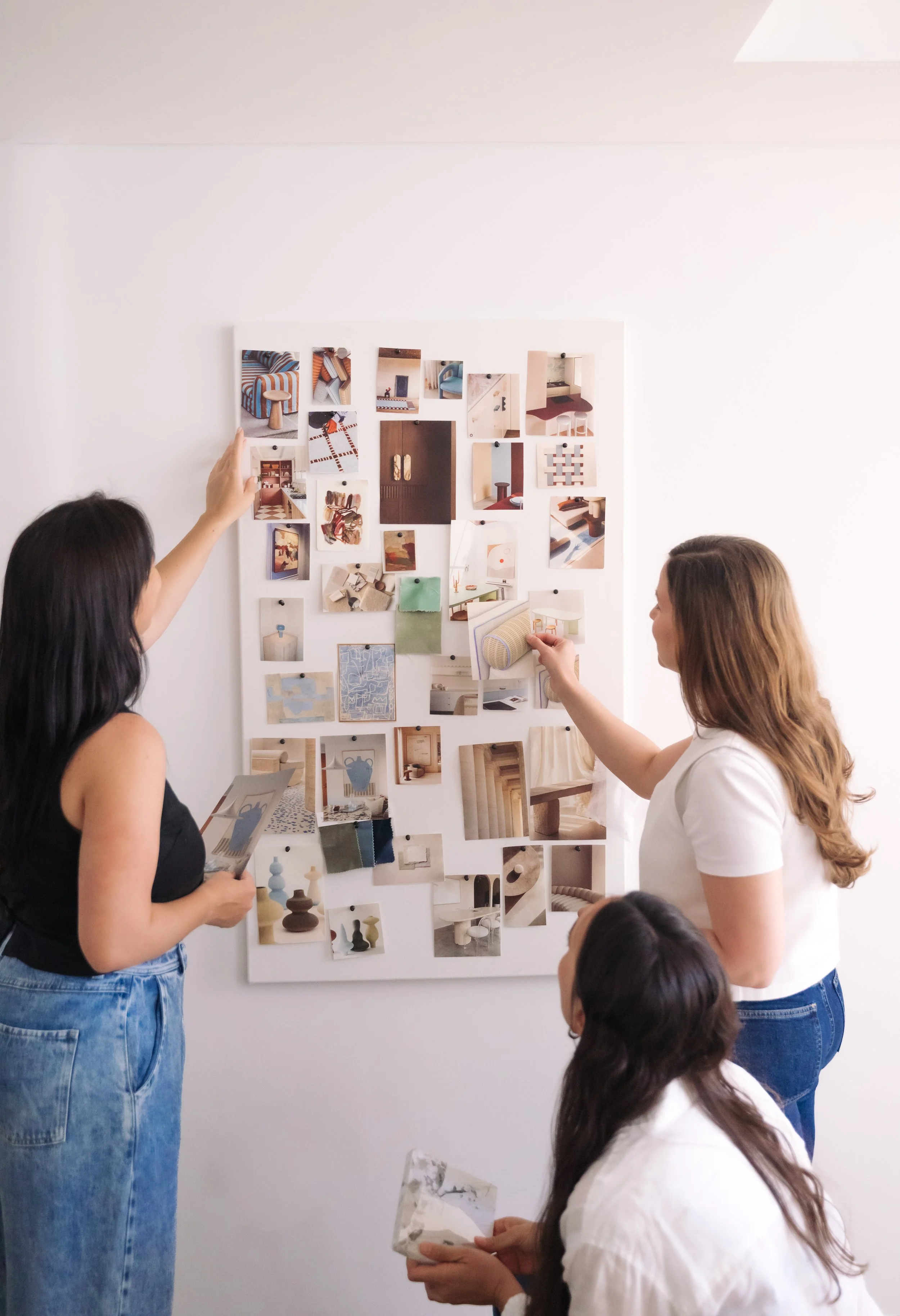 Arquitectas observando mood board de inspiración