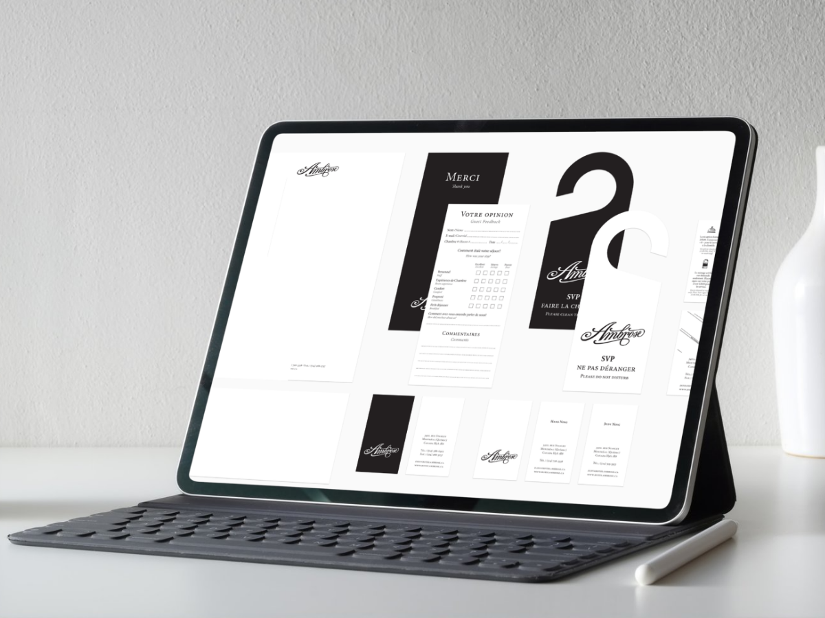 Tablette affichant des divers modèles de brochures et papiers en noir et blanc avec des textes en français.