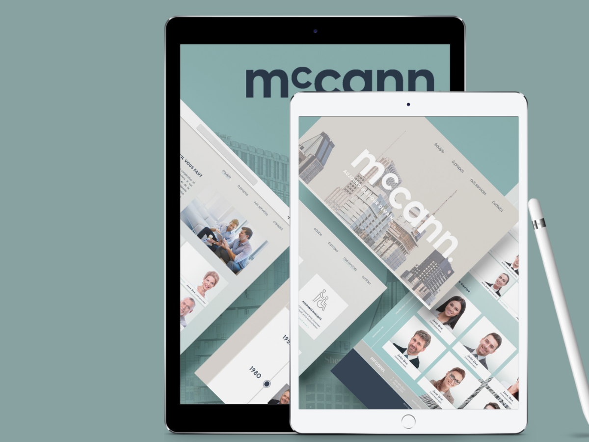 Deux tablettes et un stylet, affichant des pages web de McCann avec des images de gratte-ciel et des profils de personnes.