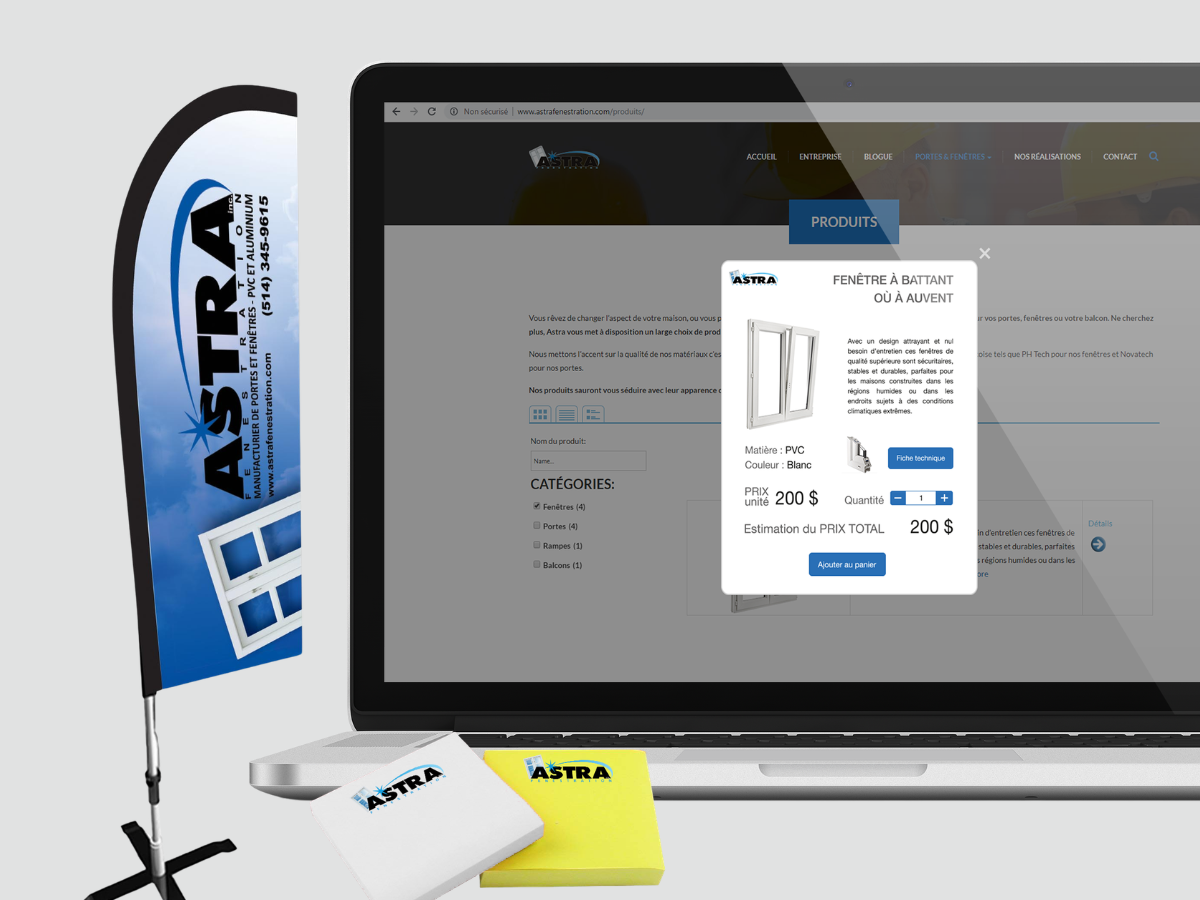 Une bannière publicitaire avec le logo d'Astra, une fenêtre à battant en PVC à l'écran d'un ordinateur, et des objets promotionnels Astra.