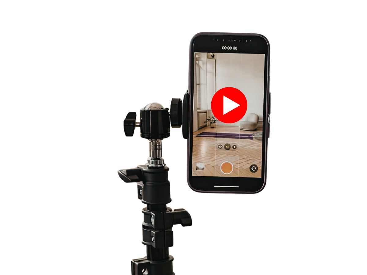 Un smartphone monté sur un support de tournage, affichant une vidéo en cours de réalisation.