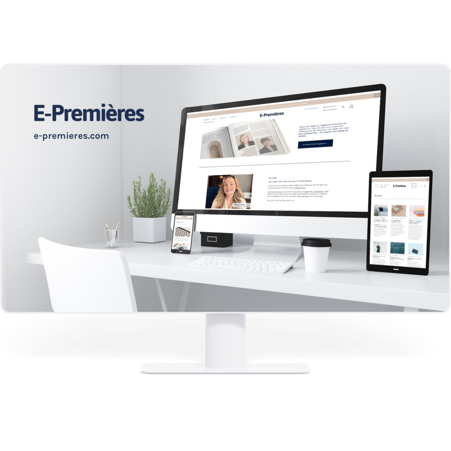 Une workspace moderne avec un écran d'ordinateur affichant un site web de magazine, une tablette, un smartphone, une tasse à café, une plante verte et un clavier blanc, le tout sur un bureau blanc dans un environnement épuré.