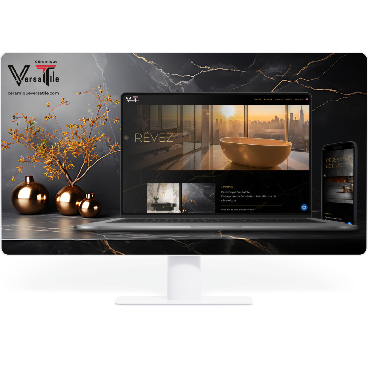 Une image d'un écran d'ordinateur et d'un téléphone montrant le site web de Céramique VersaTile, avec un décor intérieur moderne comprenant une baignoire dans une pièce avec vue sur la ville, entouré de décorations en céramique métallique.