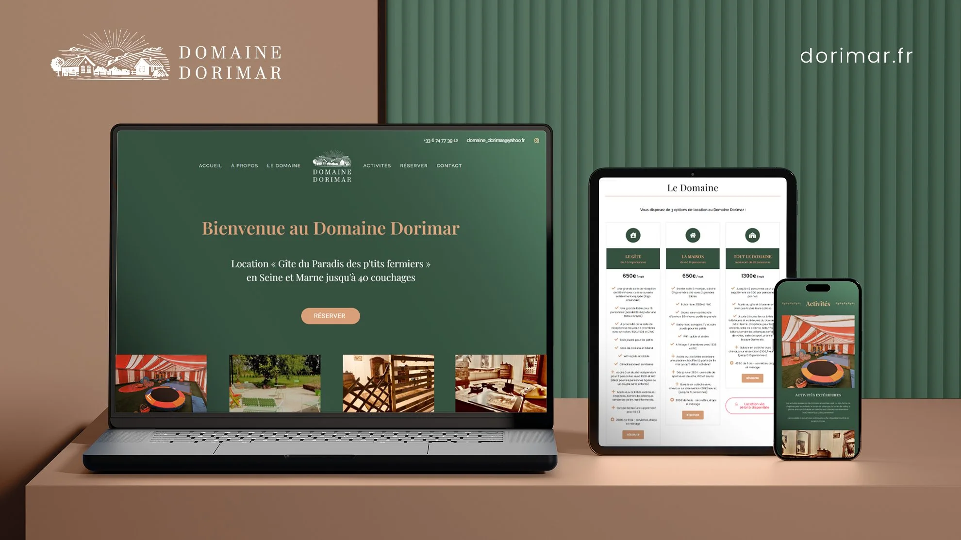 Disposition de trois appareils électroniques affichant le site Web de Domaine Dorimar, un hébergement rural en France, avec un ordinateur portable, une tablette et un smartphone sur une surface en bois, avec un fond vert à rayures.