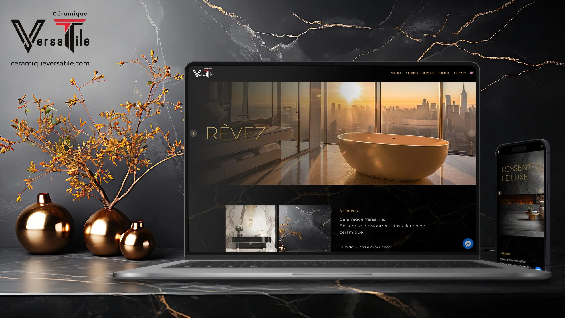 Un ordinateur portable affichant le site web de Céramique VersaTile, avec une image de baignoire dans un appartement avec vue sur la ville au coucher du soleil, sur un fond noir avec des veines dorées, à côté de vases en céramique souples or.
