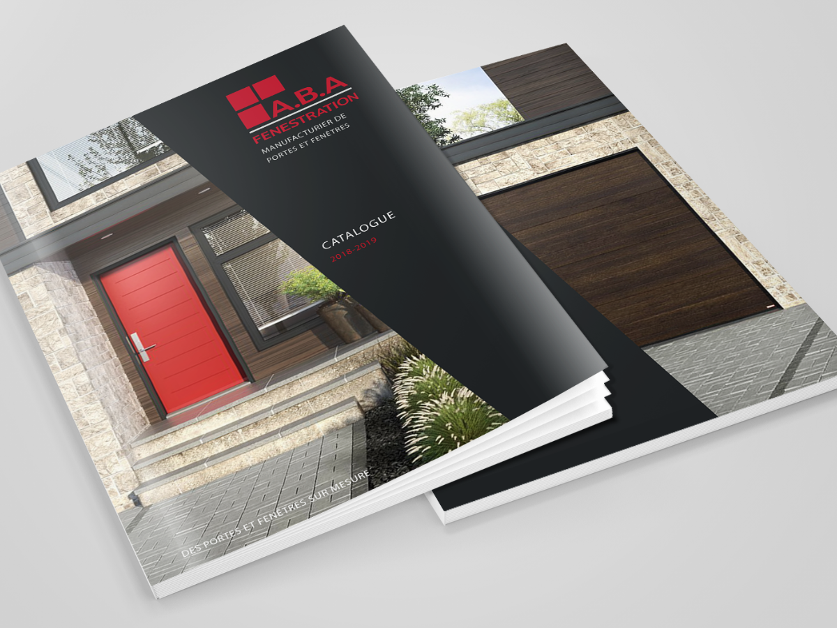 Catalogue d'abris de fenêtres et portes en destinés aux fenêtres sur mesure, avec une couverture noir et une image de porte en rouge sur la première page.