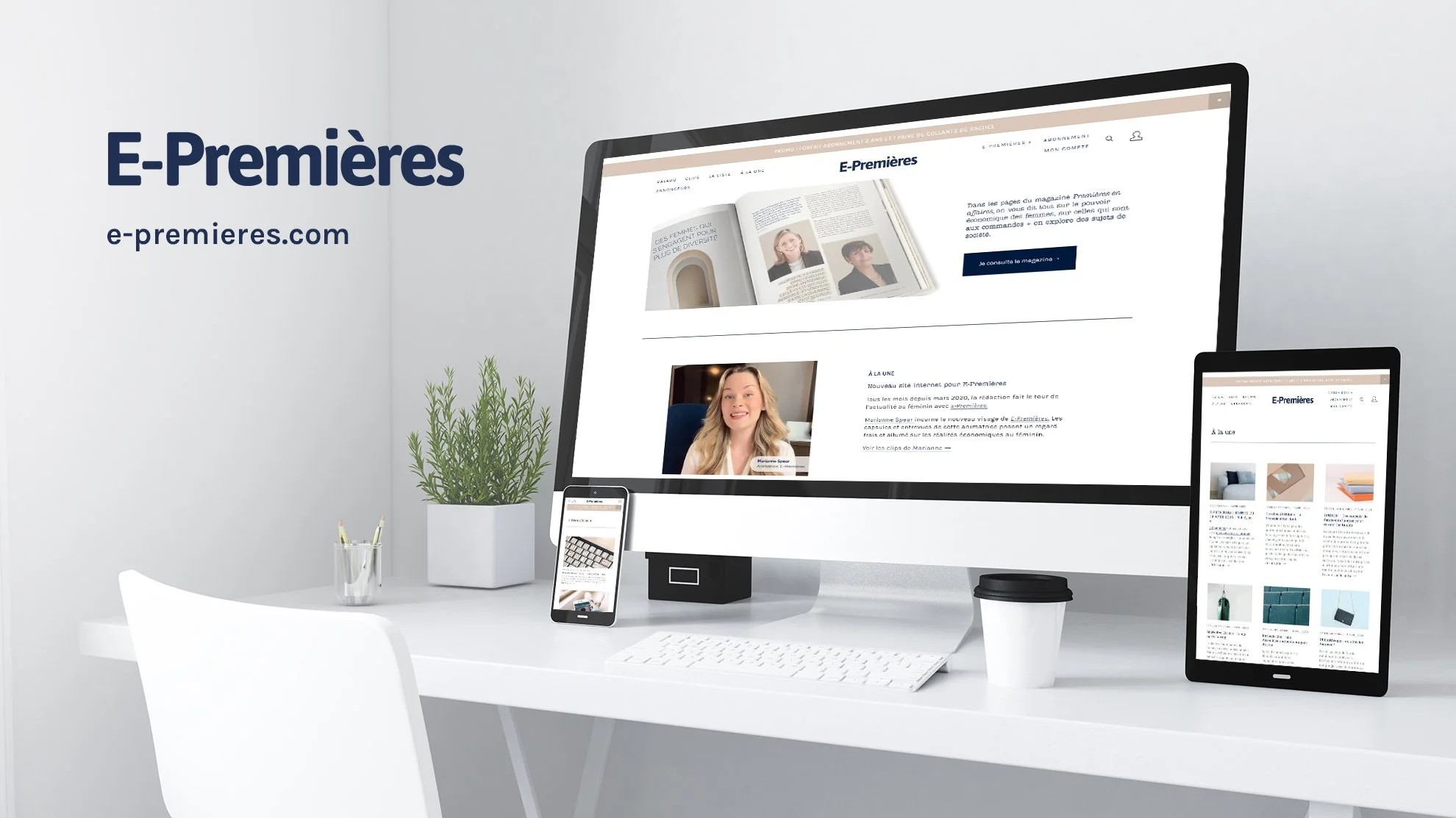 Espace de travail avec un ordinateur, une tablette, un téléphone, une plante, une tasse à café, et une chaise blanc sur un bureau blanc, affichant le site web e-premieres.com