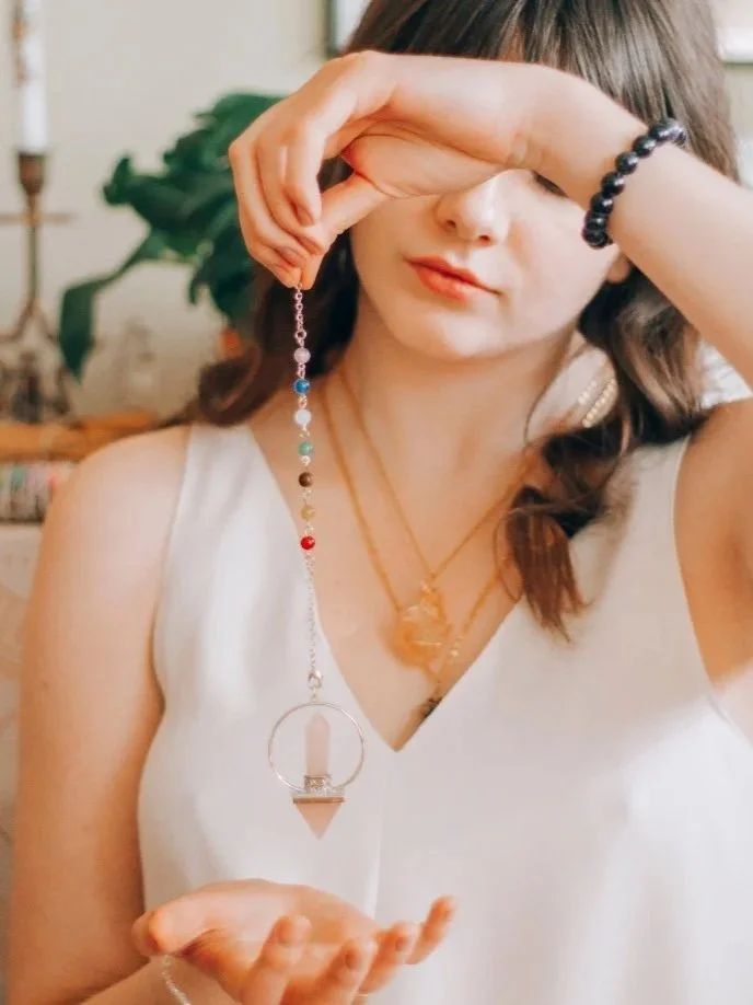 Imagen inspirada en la conexión espiritual y autodescubrimiento, representando el equilibrio energético y la introspección guiada por Leymi Gutierrez.