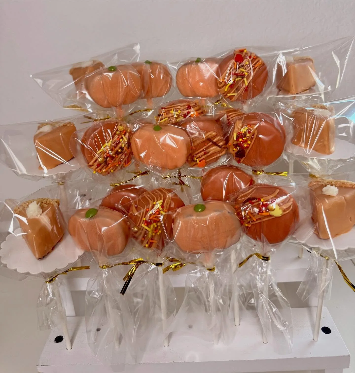 Thanksgiving Cake Pops Are Here! 

Our pumpkin-themed cake pops are the sweetest way to celebrate the season &mdash; including our pumpkin pie cake pop @mylittlecakepopmolds that looks just like a real slice of pie and our pumpkin &amp; fall pops @da