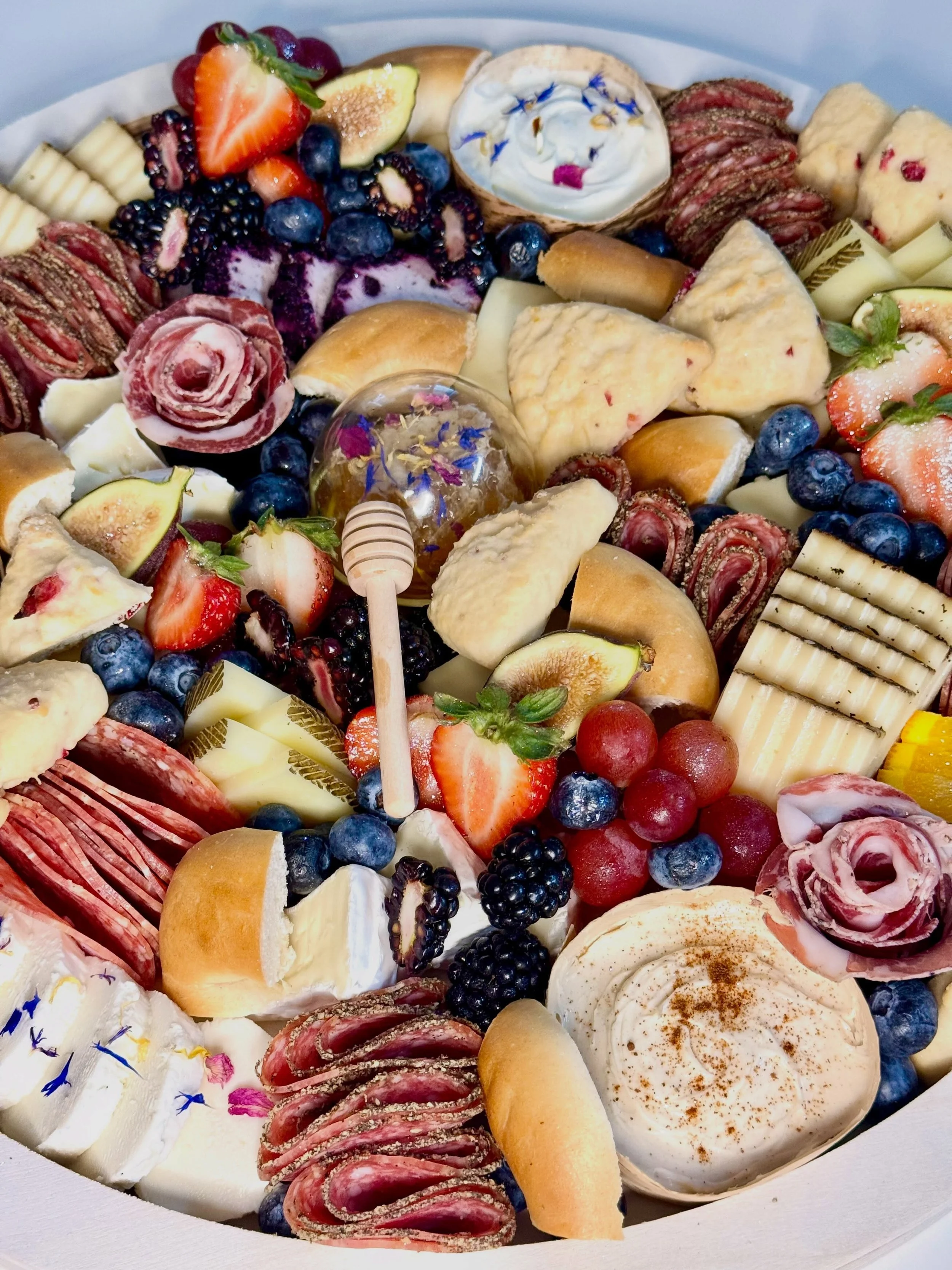 A little sippy 
A little shoppy 
A little snacky 

&hellip;and suddenly you&rsquo;ve got the perfect Saturday. 

This medium @bubbles.n.boards brunch board headed out for a cabi Sip &amp; Shop today because shopping is always better with something pr