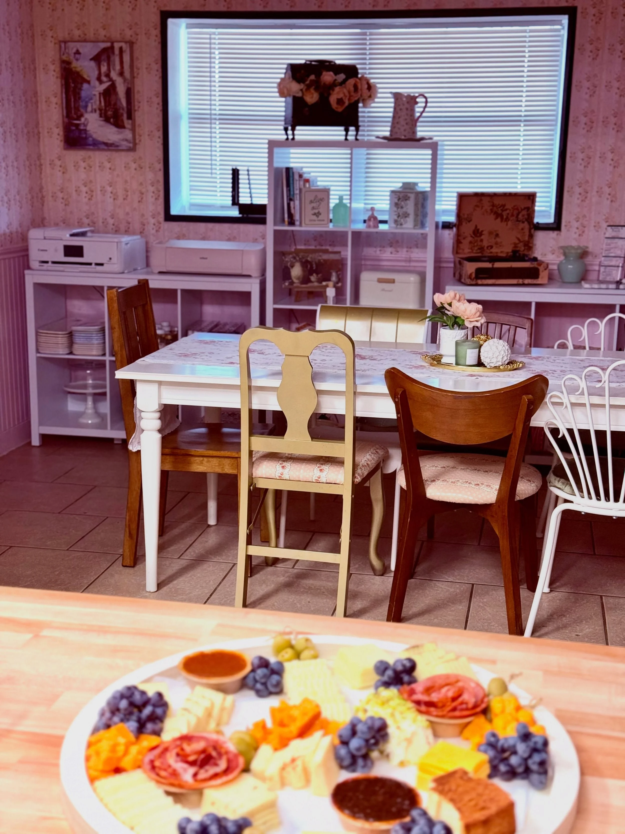 In my @bubbles.n.boards studio making an early morning board order and just want to say thank you Jesus. Every single order, big or small is a blessing! 

#charcuterie #smallbusinessownerlife #gratefulheart #catering #desserts grazingtable everything