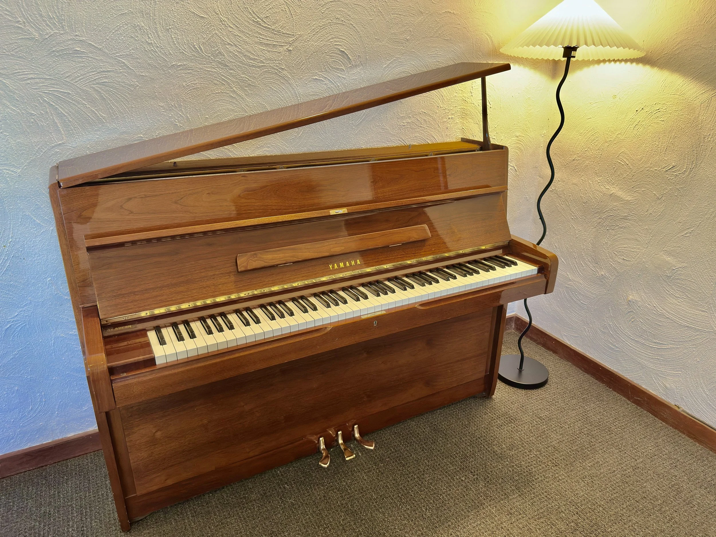 Yamaha M1A Upright Piano