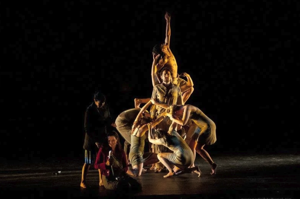 Soldier Joe returns into the cenotaph whilst women sing the final duet. Left to right, Stephanie Acraman, Julia Booth, and Joe Beckwith. Dancers: Te Arahi Easton, Jared Hemopo, Eddie Elliot, Ben Temoku, Mathew Moore, Grace Woollet, Rose Philpott, and