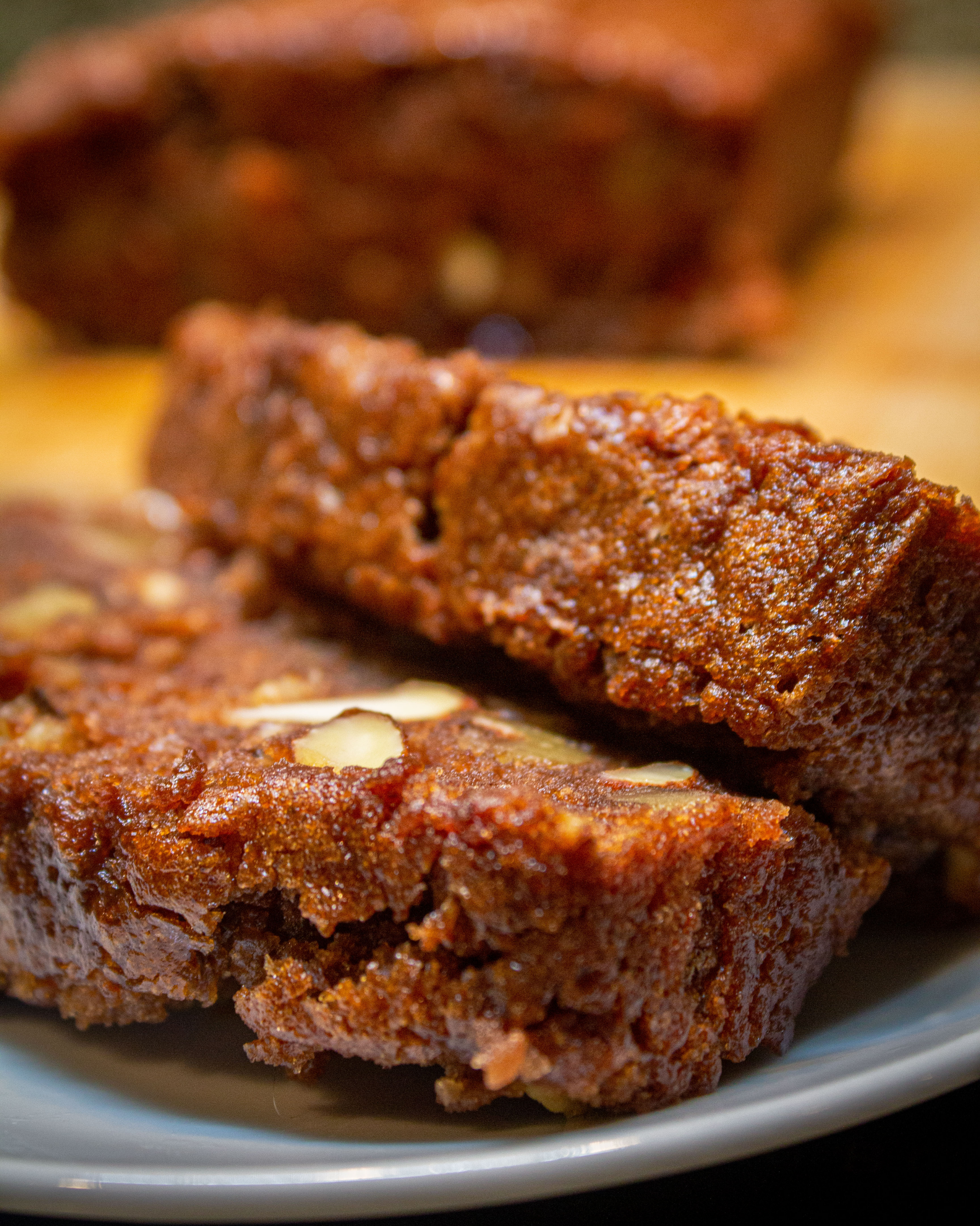 Trozos de carne seca o charqui en un plato.