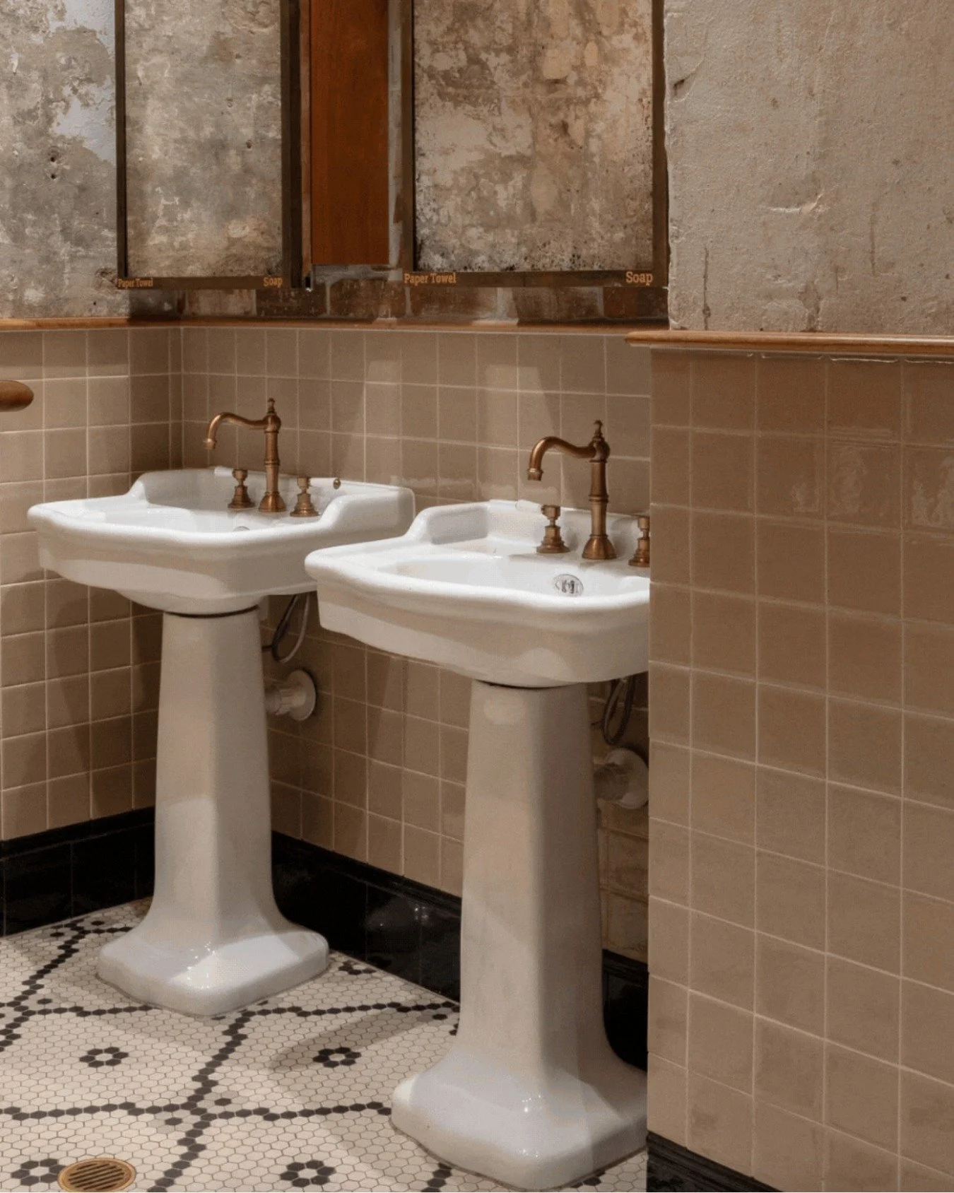Honouring the old and the new...

Material contrast brings depth, while considered finishes ensure this space performs as well as it looks.

Tiles featured:

Bridges | Ivory | 23&times;23mm
Bridges | Charcoal | 48&times;48mm
Bridges | Stone Grey | 48