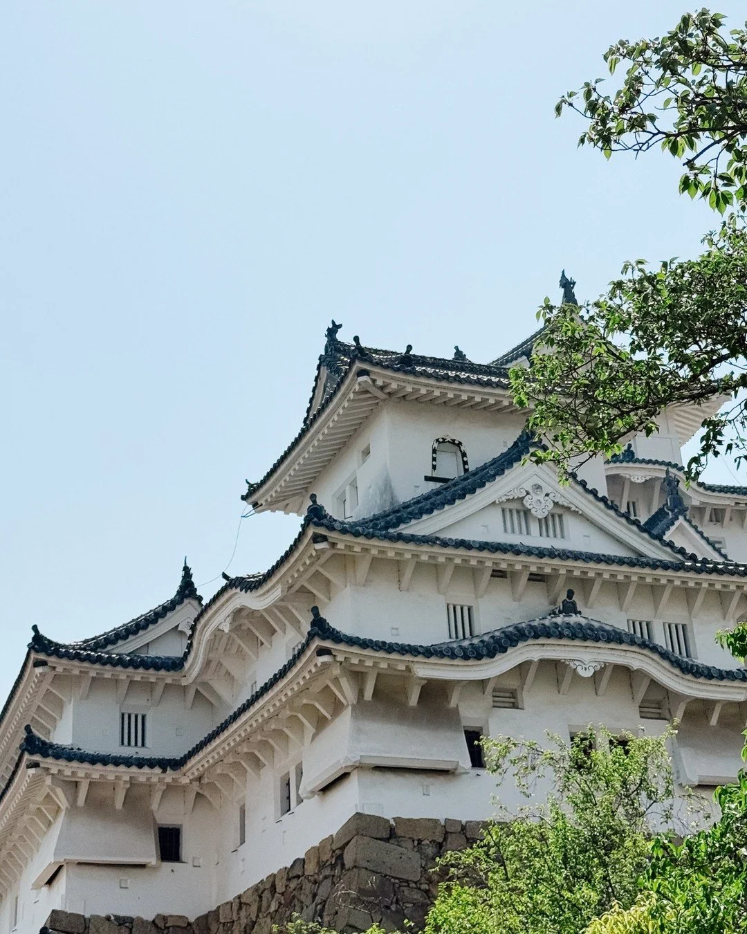 Rising above the modern skyline, Osaka Castle (大阪城) stands as a monument to the enduring nature of Japanese craftsmanship.

Across centuries of Japanese ceramics, architecture and material culture, beauty has never been separated from discipline, pre