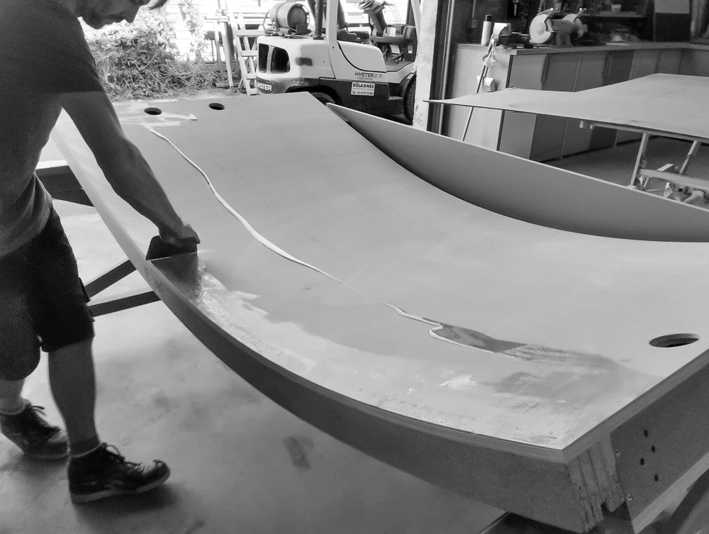 Un technicien en train de préparer une menuiserie en bois dans un atelier de fabrication à Toulouse