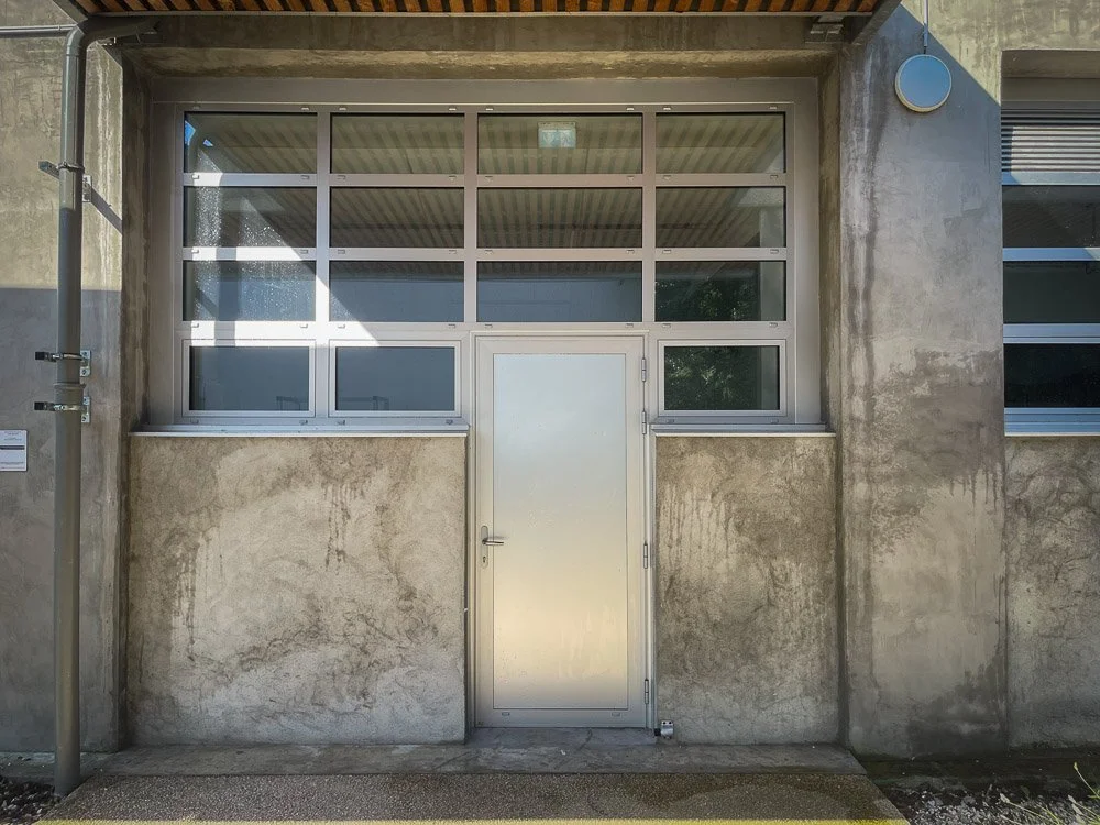 Rénovation ou réhabilitation  d'un bâtiment industriel avec porte et fenêtres menuiseries en aluminium, suite à un sinistre dans un immeuble toulousain