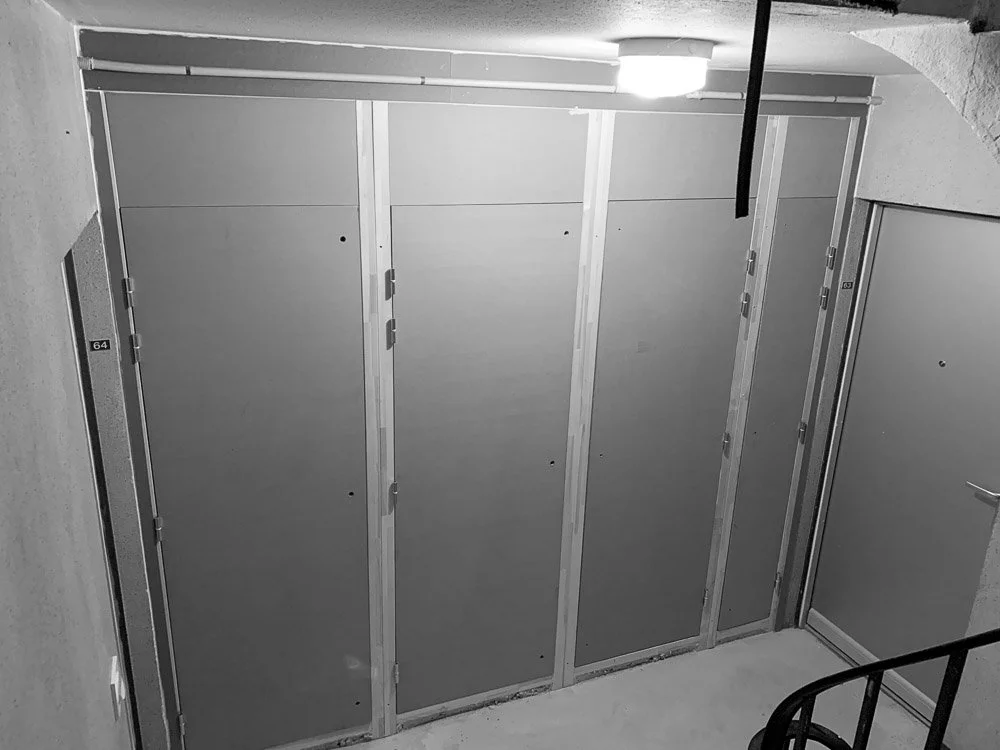 Portes en panneaux de bois ou matériaux composites, dessinées et fabriquées par Metrasud à Toulouse dans un atelier