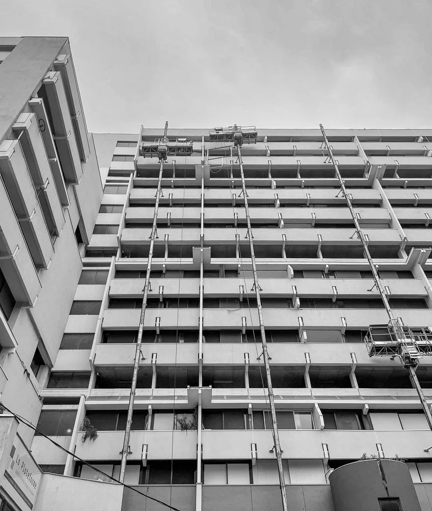 Un bâtiment en construction après un sinistre GPA, levée de réserves, avec des échafaudages en métal.