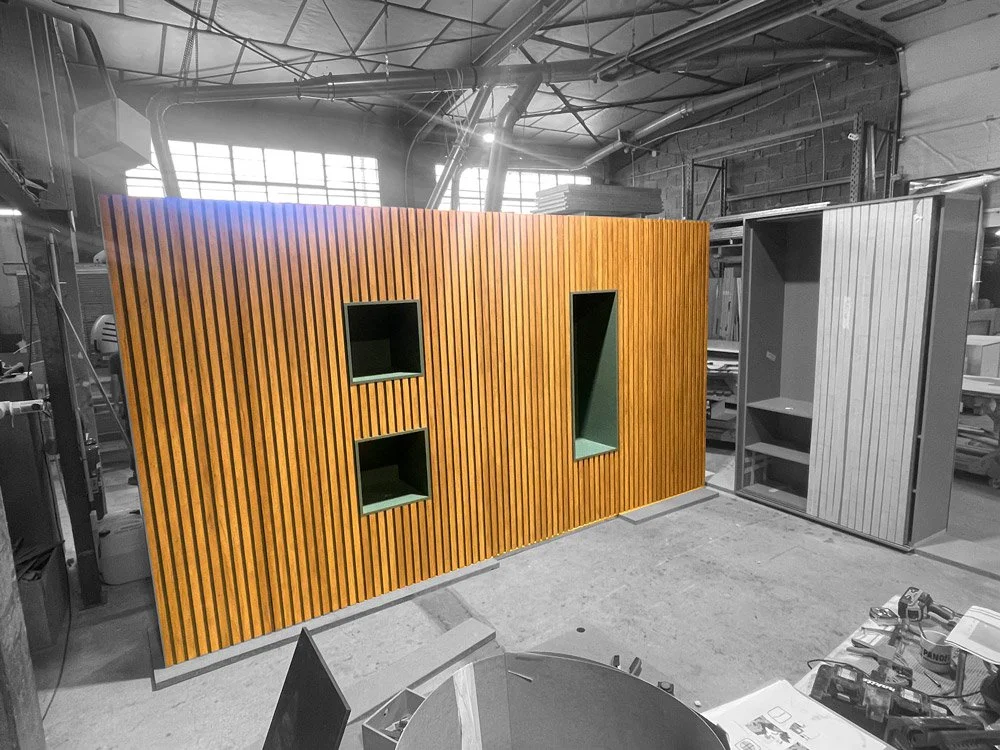 Murs en bois avec des niches intégrées dans l'atelier de menuiserie Metrasud.