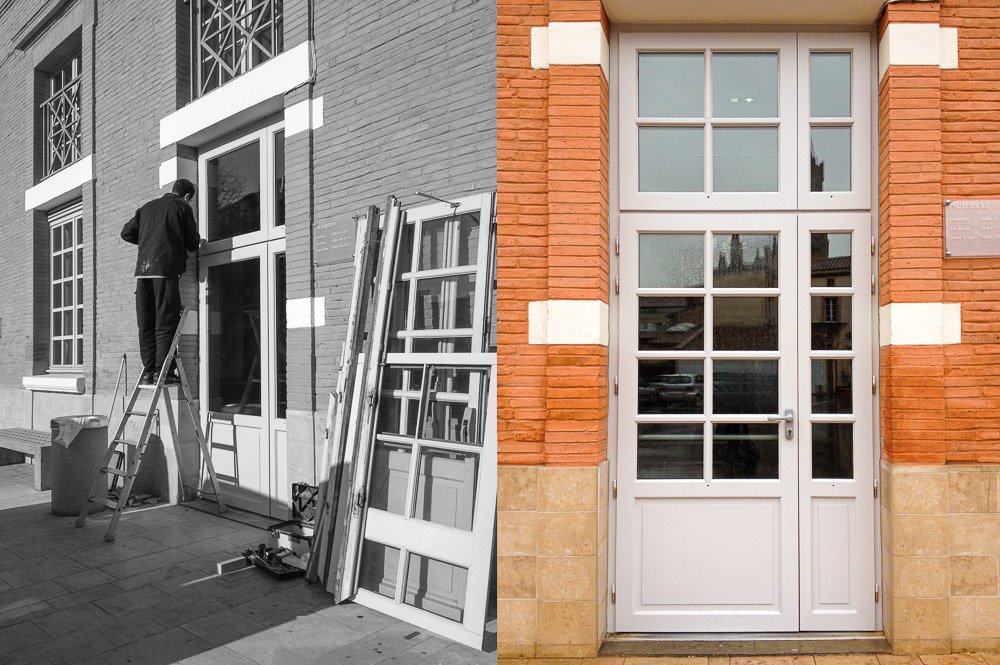 Côté gauche : un homme en vêtements sombres se trouve sur une échelle à côté d'une porte en verre entourée d'anciennes fenêtres à cadre blanc, devant un bâtiment en briques. Côté droit : une porte en verre avec une grille de fenêtres, encadrée par des murs en briques rouges et un bas en pierre beige.