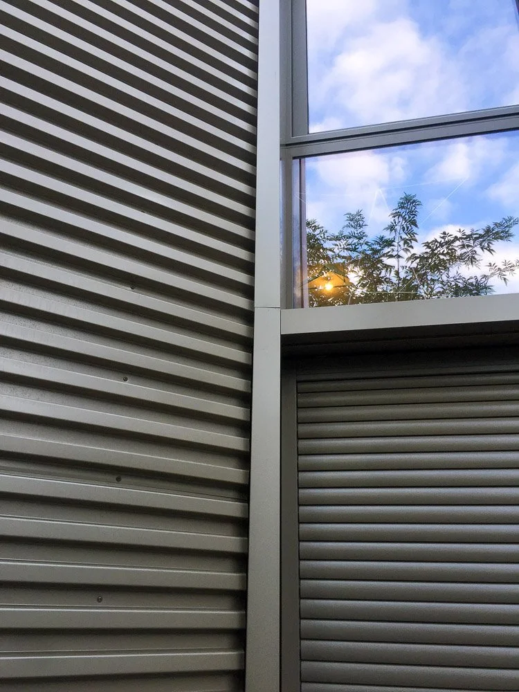 Menuisier Toulouse, menuiserie. métal et vue intérieure d'une fenêtre avec vue sur le ciel et des arbres