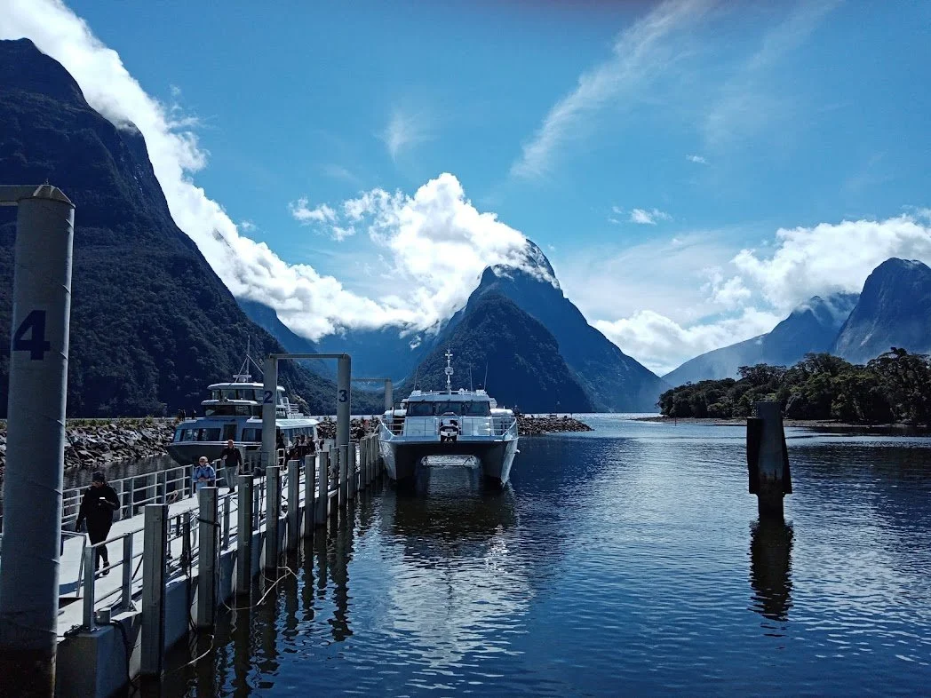 Milford Sound Tours - lakes del sur tourism