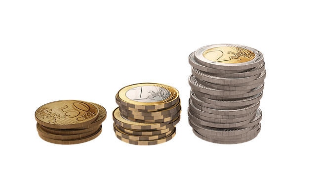 Kuvassa on kolikoita, jotka on ryhmitelty kolmeen pinoon.