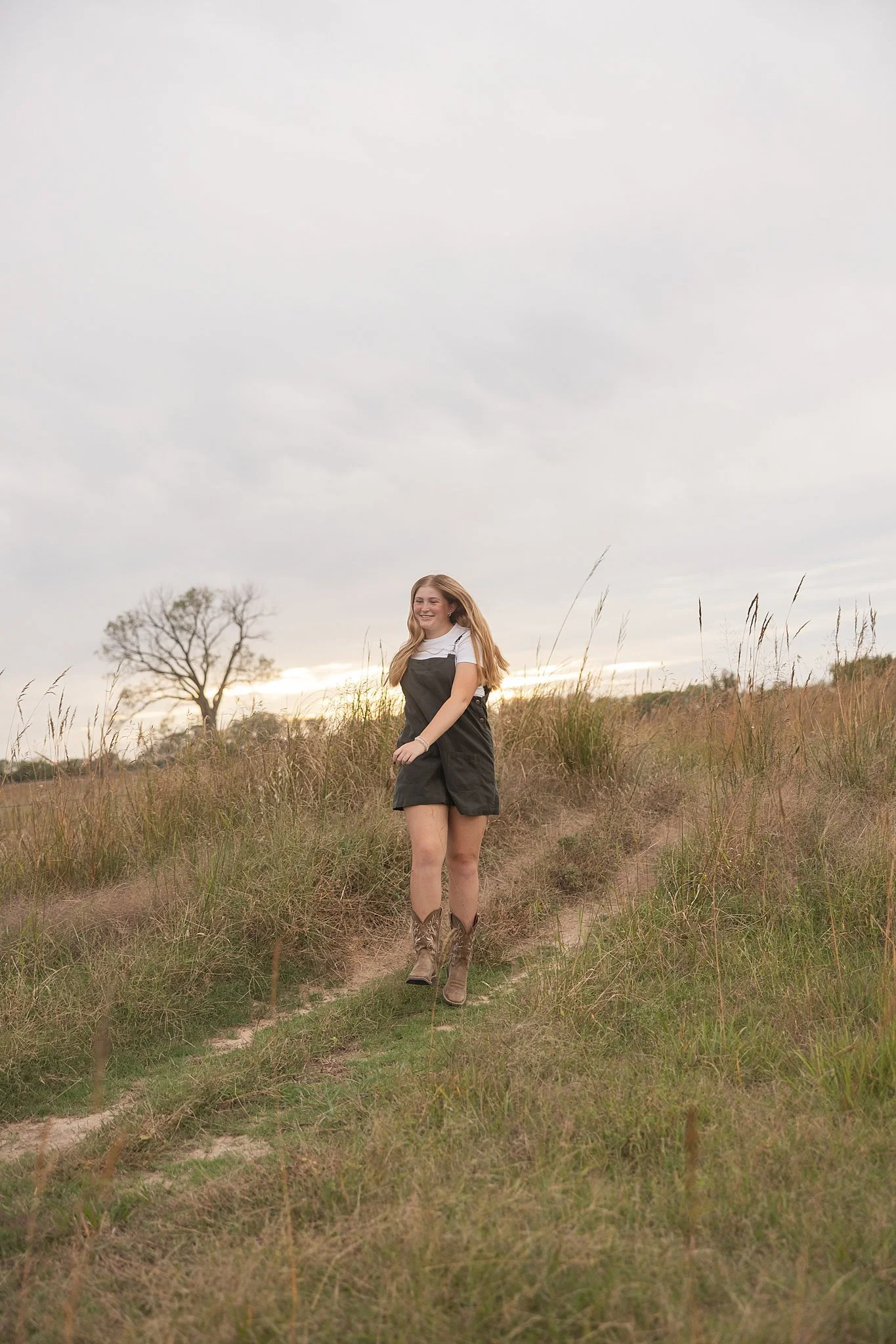 Sara McMillian Farm Senior Mini Sessions | Natural Senior Photos