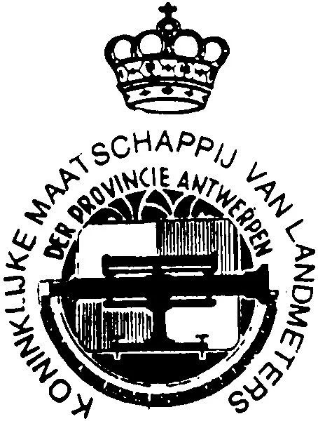 Het logo van Koninklijke Maatschappij van Landbouw en Visserij van de provincie Antwerpen, met een kroon boven het embleem en de naam eromheen in een cirkel. Landmeter Vermeiren Antwerpen Belgie