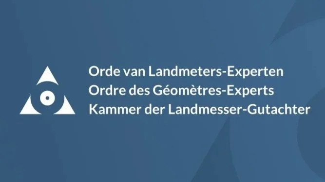 Logo en tekst van de Orde van Landmeters-Experts, in drie talen: Nederlands, Frans en Duits. Landmeter Vermeiren Antwerpen Belgie