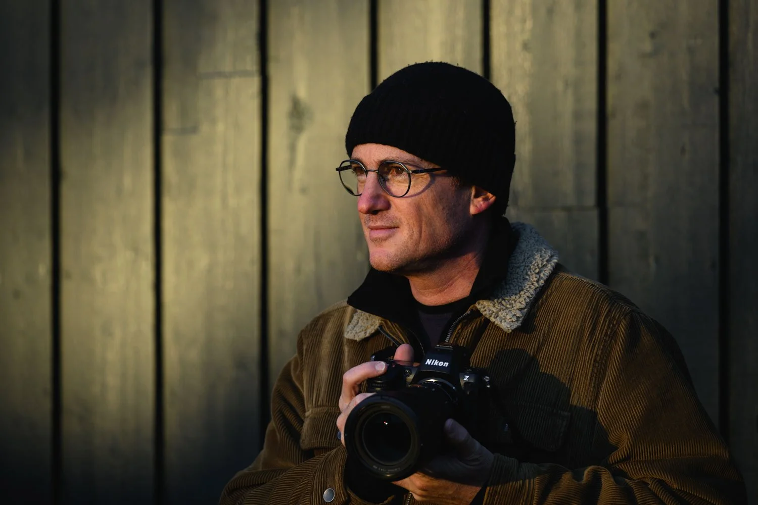 Frédéric Diserens mit seiner Nikon Kamera.