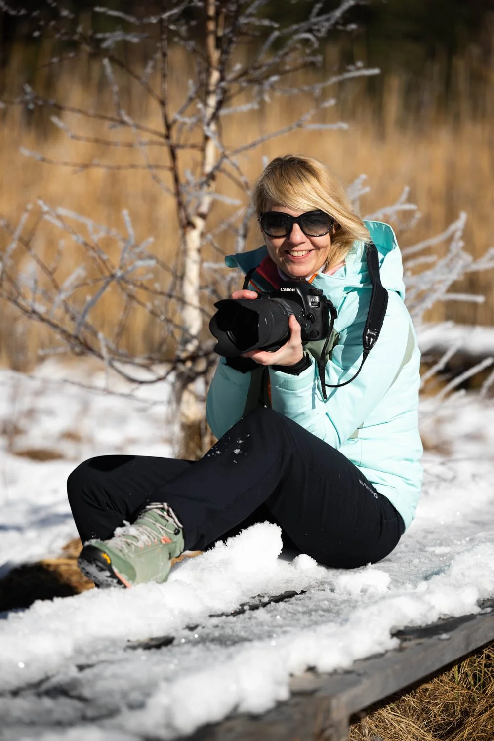 Isabelle Egli mit ihrer Canon Kamera.