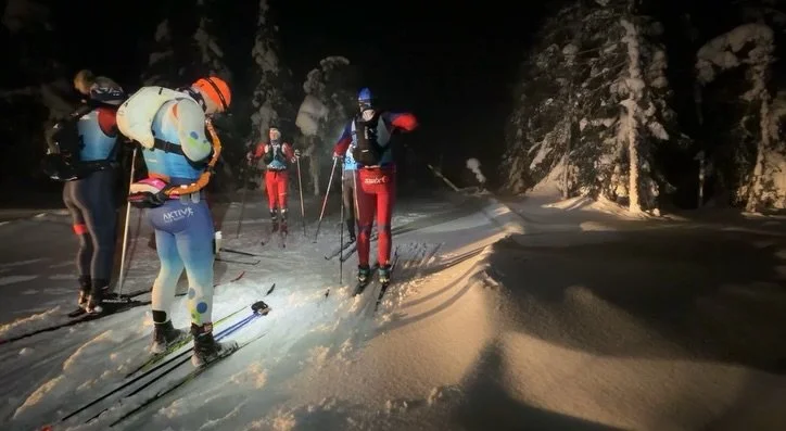 Starten p&aring; 180 km gikk 0500 i dag morges. Med rundt 10 cm nysn&oslash; blir det nok en gang en t&oslash;ff dag p&aring; ski. Heldigvis ser vi at flinke l&oslash;ypekj&oslash;rere har v&aelig;rt oppe og tr&aring;kket deler av l&oslash;ypa veldig