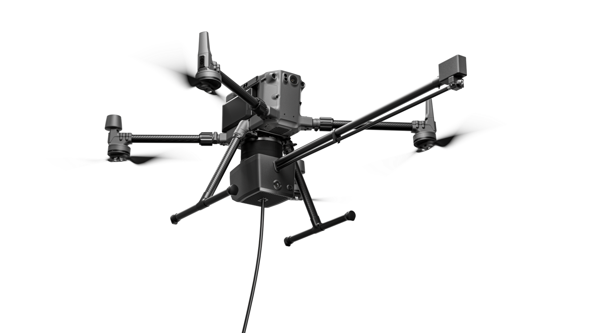 Drohne mit vier Propellern, Kamera, Sensoren und Hochdrucklanze, auf schwarzem Hintergrund.