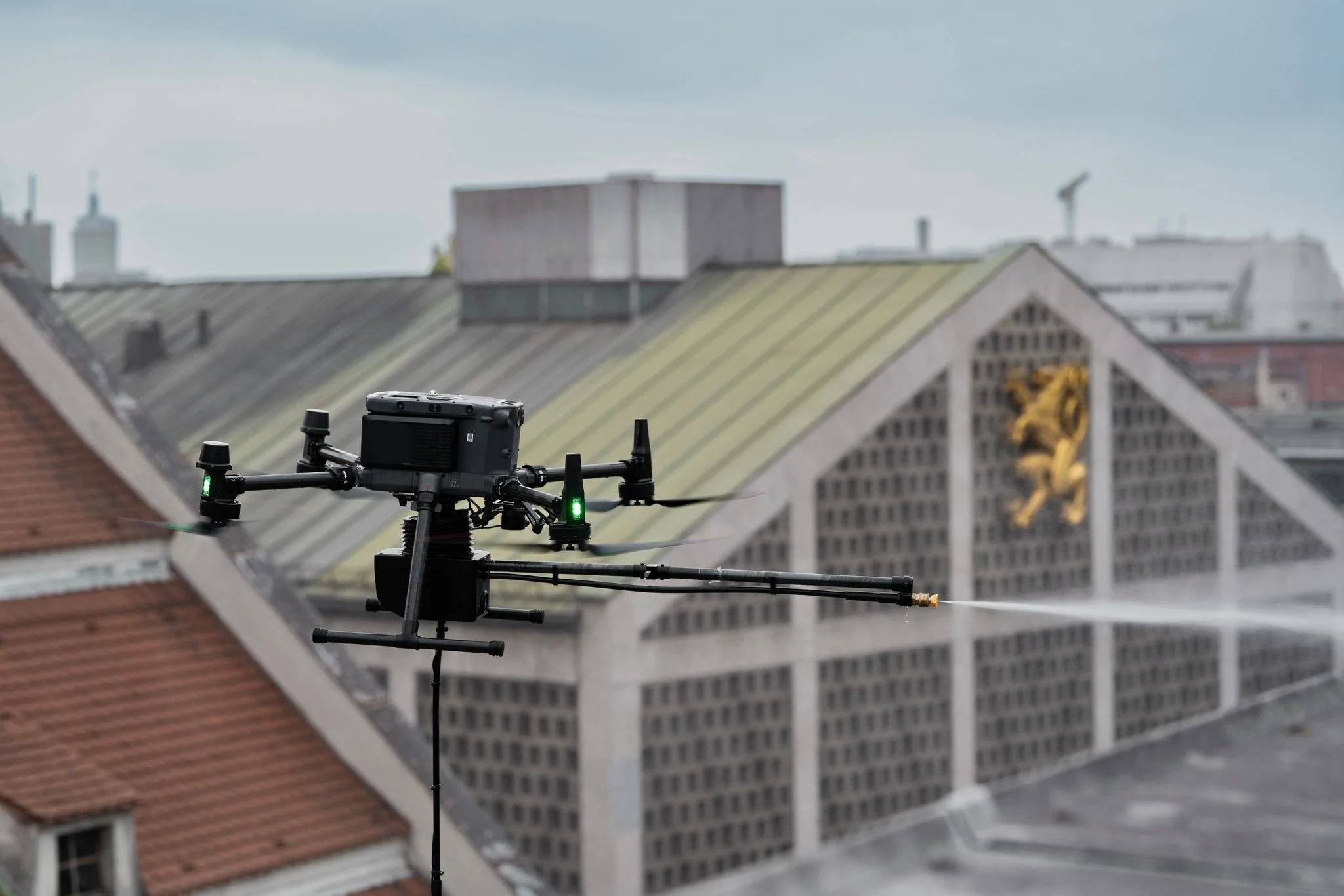 Eine Drohne, die auf dem Dach eines Gebäudes gesprüht werden, wahrscheinlich für Desinfektion oder Reinigung.