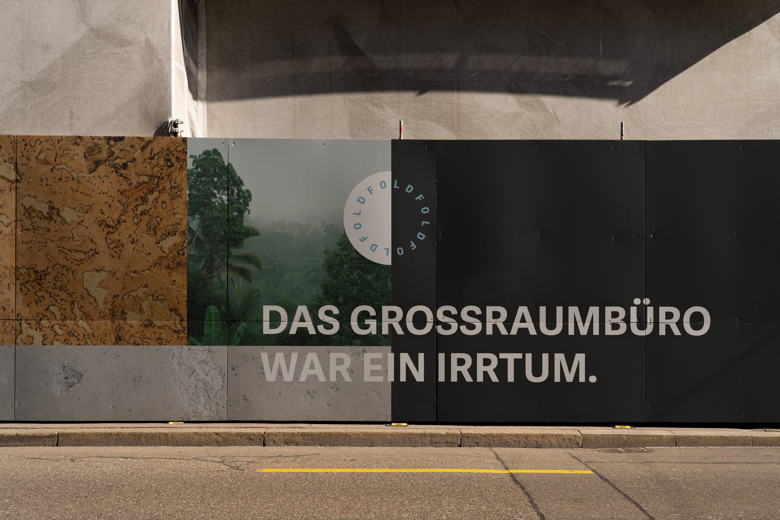 Eine große Wand mit Text in deutscher Sprache. Der Text lautet 'Das Grossraumkühlgerät war ein Irrtum'.