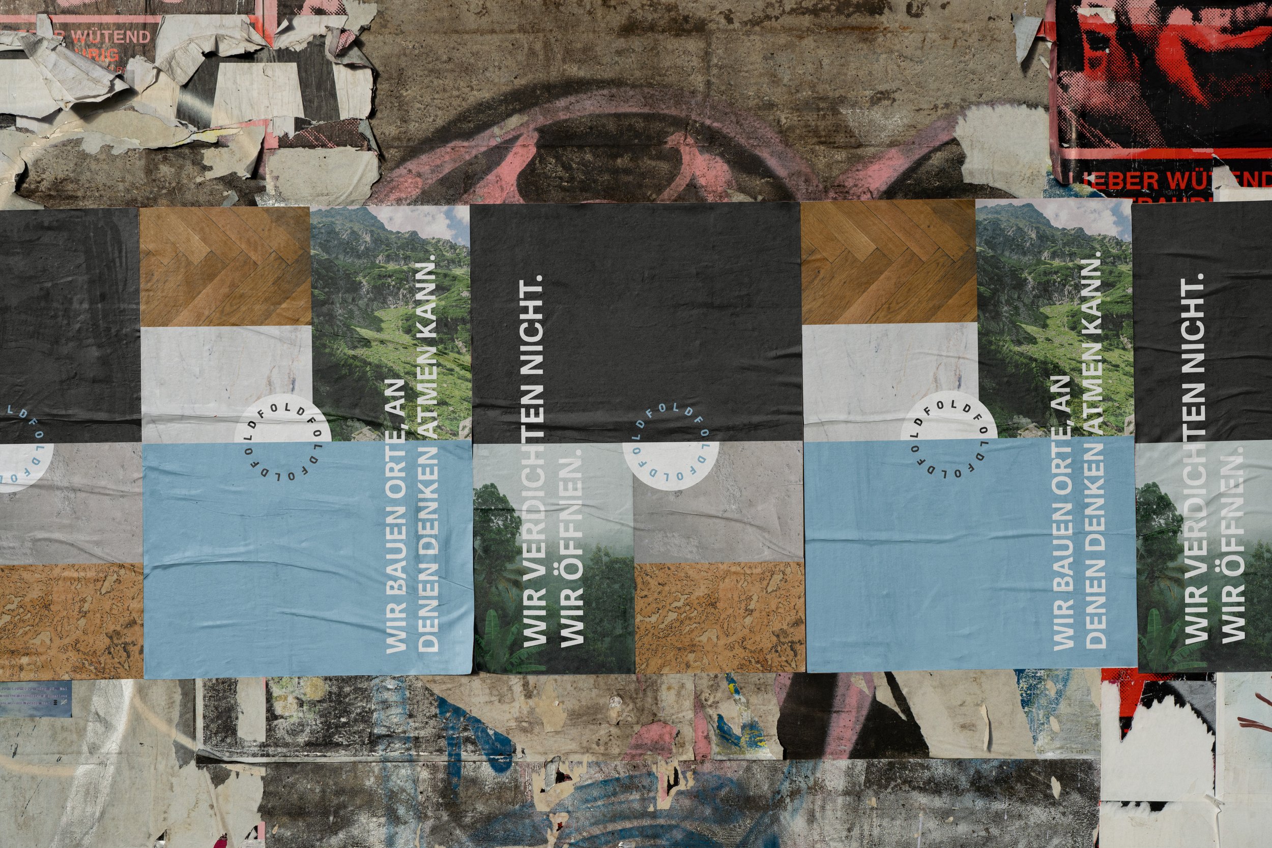 Mehrere zerrissene, übereinanderliegende Plakate auf einer Mauer, mit teilweise sichtbaren Landschaftsbildern und Text in deutscher Sprache.