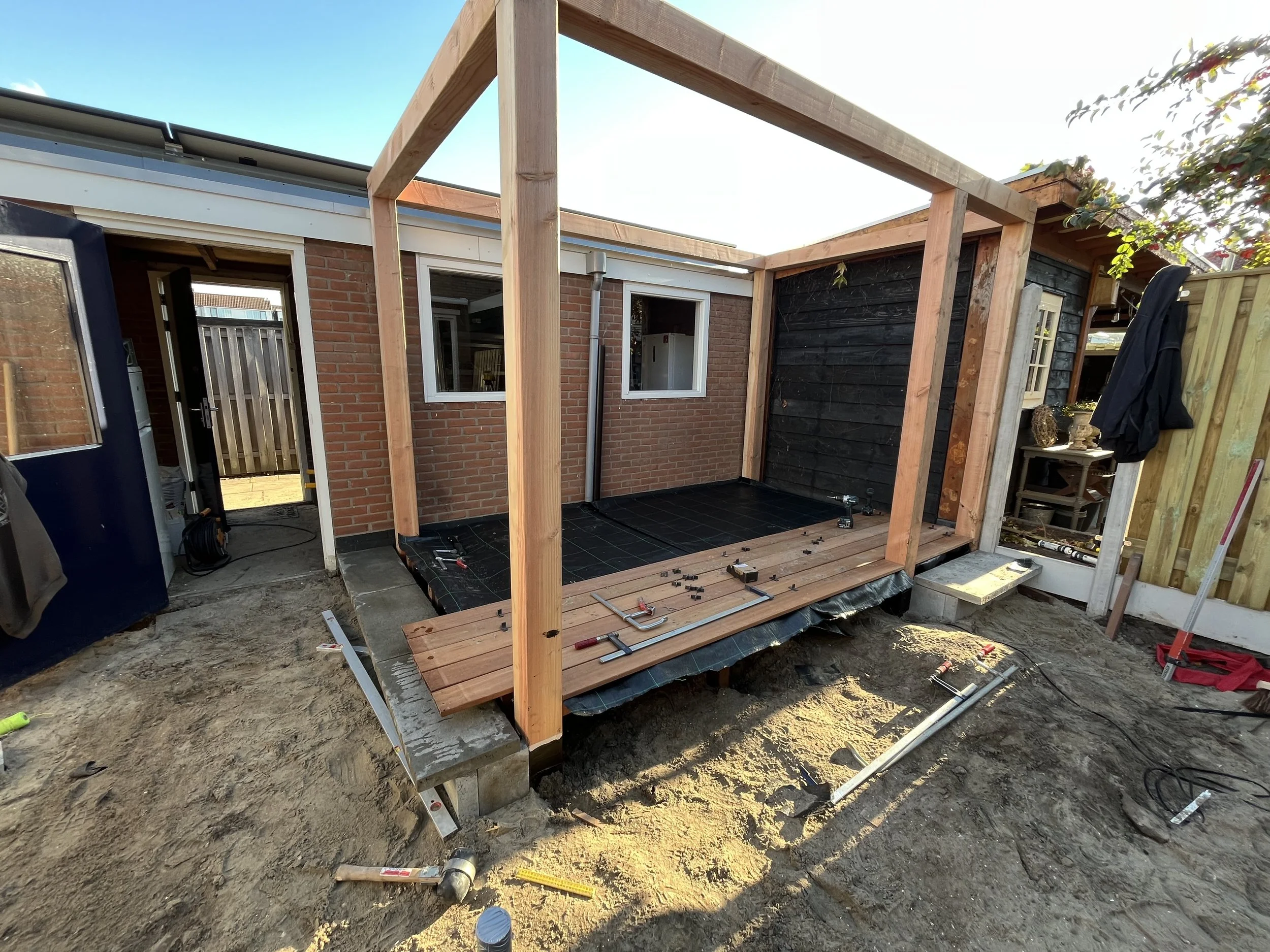 Vlonder met Pergola, Houtbouw in Nieuw-beijerland. De Haan Buiteninrichting