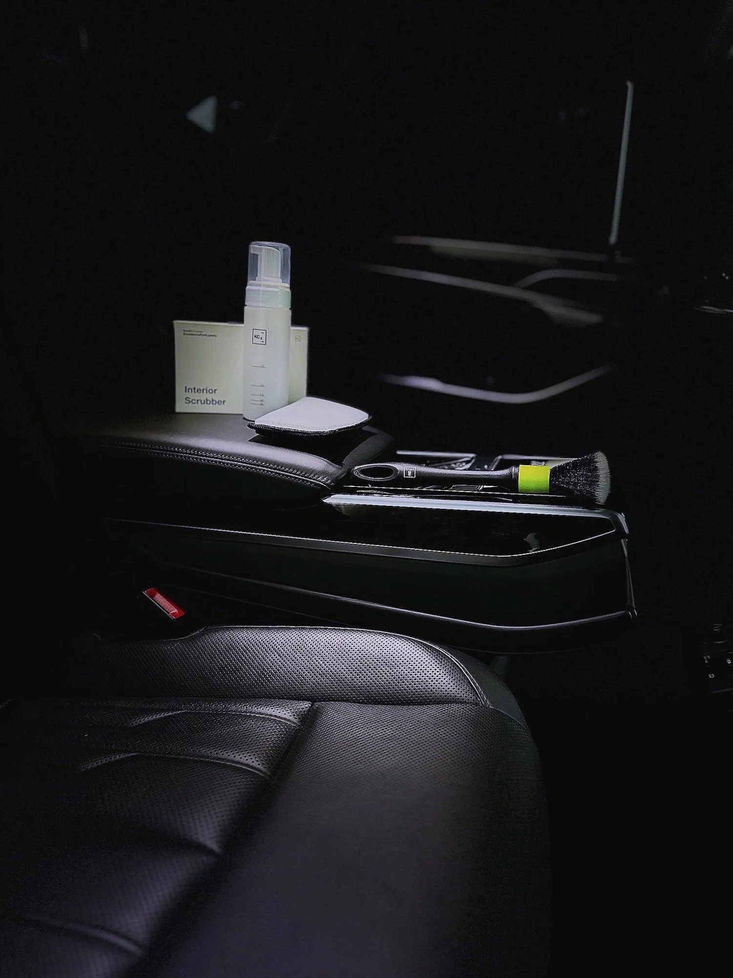 Innenraumaufbereitung mit Tiefenreinigung von Sitzen, Cockpit und Verkleidungen – Hygienische Fahrzeugpflege im Detailing Studio | CWR.